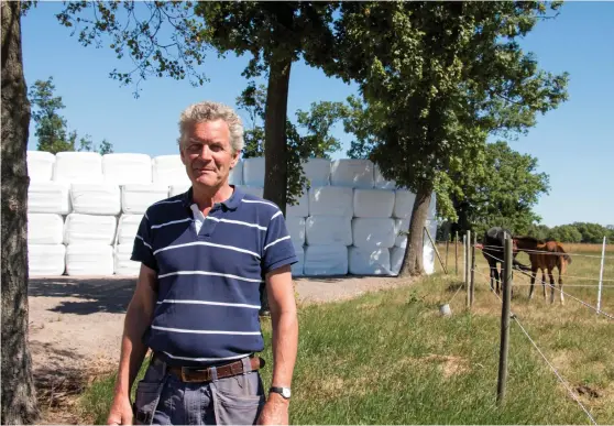  ?? Bild: CARINA NILSSON ?? NEDRINGD. Ingemar Nilsson i Dömestorp producerar grovfoder till hästar. Varje dag ringer flera oroliga hästägare och vill köpa foder, men just nu vågar han inte ta in nya kunder.