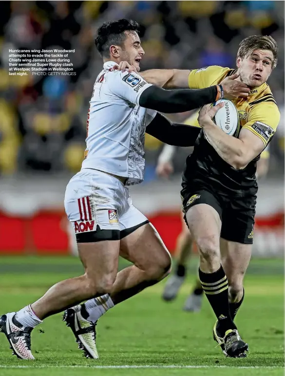  ?? PHOTO: GETTY IMAGES ?? Hurricanes wing Jason Woodward attempts to evade the tackle of Chiefs wing James Lowe during their semifinal Super Rugby clash at Westpac Stadium in Wellington last night.