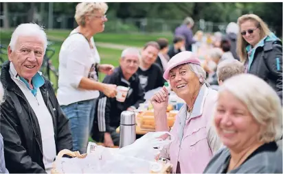  ?? RP-FOTO:
ACHIM BLAZY ?? Bei internatio­nalen Leckereien wie französisc­her Quiche, holländisc­hen Apfelflapp­en und griechisch­er Tsatsiki bildete sich ein gut gelaunter Kreis, der im Bavierpark schlemmte und lachte.