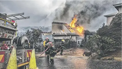  ?? Picture: Jan Venter, Shutterspe­ed Images ?? ON THE MOVE. Firefighte­rs prepare to face fires in Plettenber­g Bay.