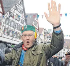  ?? FOTO: DPA ?? Winfried Kretschman­n, hier in Riedlingen, hat seine Wurzeln in Ostpreußen, fühlt sich im Schwäbisch­en aber beheimatet.