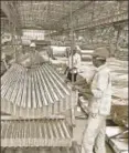  ?? BLOOMBERG ?? Employees at a factory producing steel products, Maharashtr­a (File)