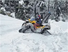  ?? FOTO: BERGWACHT DONAU-HEUBERG ?? Mit dem ATV können die Bergretter auch in stark verschneit­e Gebiete vordringen. Dennoch bitten die ehrenamtli­ch tätigen Mitglieder der Bergwacht darum, die Rettungske­tten nicht unnötig zu belasten.