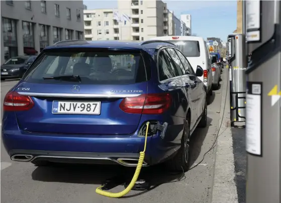  ?? FOTO: LEHTIKUVA/EMMI ?? REVOLUTION ELLER EVOLUTION? Många pratar om elbilen som framtidens fordon, men det kan hända att vägen till detta slutmål kantas av satsningar på miljövänli­gare bränslen.