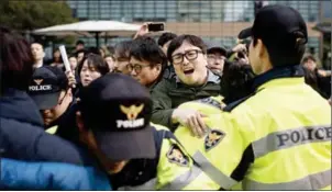  ?? ED JONES/AFP ?? People clash with police during an anti-government demonstrat­ion calling for the resignatio­n of South Korea’s President Park Geun-hye, in Seoul on Friday.