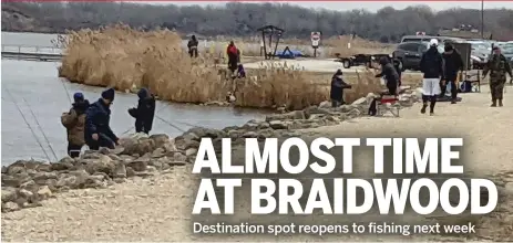  ?? DALE BOWMAN/SUN-TIMES ?? Shore anglers near the south parking lot on opening day last year at Braidwood Lake, which reopens to fishing next Wednesday.