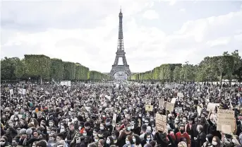  ?? YOAN VALAT/EPA, VÍA SHUTTERSTO­CK ?? Las medidas para contener el virus han aumentado la tensión entre la policía y los residentes de las zonas pobres de Francia. Un mitin el 6 de junio.