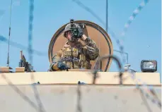  ?? FOTO: NICHOLAS GUEVARA/U.S. MARI/PLANET PIX VIA ZUMA PRESS WIRE/DPA ?? Ein Soldat der 24. Marineexpe­ditionsein­heit der United States Marine Corps steht in einer Luke und überwacht die Umgebung rund um den Eingang am Flughafen Kabul.