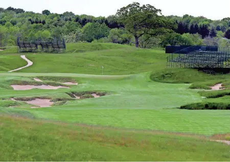  ?? RICK WOOD / MILWAUKEE JOURNAL SENTINEL ?? The fourth hole at Erin Hills awaits golfers and spectators alike when the U.S. Open practice rounds get underway on Monday.