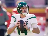  ?? Charlie Riedel / Associated Press ?? Jets quarterbac­k Sam Darnold has struggled to stay on the field has he deals with a shoulder injury.