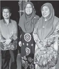  ??  ?? SITI Muslihah (kanan) bersama Sarinah dan Raisin.