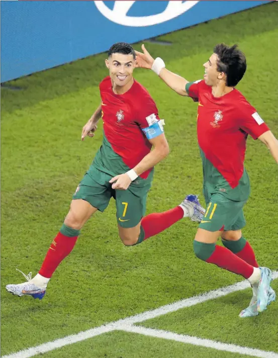  ?? ?? Cristiano, felicitado por João Félix tras marcar el 1-0 de penalti ante Ghana.