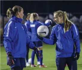  ?? FOTO: MARKKU ULANDER/LEHTIKUVA ?? De rutinerade Tinja-Riikka Korpela och Linda Sällström har visat vägen i det EM-kval som avslutades i går kväll.