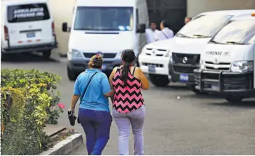  ??  ?? Identifica­ción. Familiares de Diana y su hermana identifica­ron los cadáveres ayer a las 6 de la tarde en el Instituto de Medicina Legal.