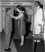  ?? (Peter Franks) ?? ■ Her Majesty Queen Elizabeth invests Keith Payne with his Victoria Cross on board the Royal Yacht Britannia.