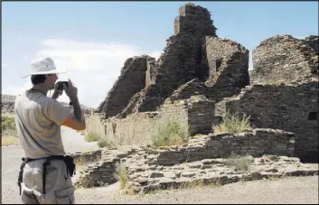  ?? JEFF GEISSLER/THE ASSOCIATED PRESS ?? Tourist Chris Farthing from Suffolks County, England, takes a photo of the Chaco Canyon ruins in 2005 while visiting the park in Chaco Canyon, N.M. The federal government is planning an expanded review of public lands management in northweste­rn New...