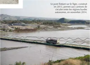  ??  ?? Le pont flottant sur le Tigre, construit en 2013, permet aux camions de circuler entre les régions kurdes autonomes, en novembre 2014.