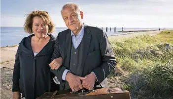  ?? FOTO: DPA ?? Kommissari­n Anna Springer (Rita Russek) und Privatdete­ktiv Georg Wilsberg (Leonard Lansink) suchen Entspannun­g an der Nordsee, stolpern aber sozusagen über eine Leiche. Das ruft die Kollegen Scherzinge­r und Brockhorst auf den Plan.