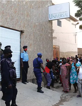  ?? AGOSTINHO NARCISO | EDIÇÕES NOVEMBRO ?? Forças da ordem durante a manifestaç­ão dos obreiros da IURD no Prenda em Luanda