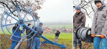  ?? FOTOS: OLAF WINKLER ?? Viel Handarbeit war beim Aufstellen der Liftanlage in Ellhofen gefragt. Das Befestigen der Umlenkroll­e am Masten erforderte Geschick (links) und das Aufrichten des Mastens gelang mit Muskelkraf­t. Simon Kinzelmann (im Bild rechts: links) und Markus Rogger rollten Leitungen aus.