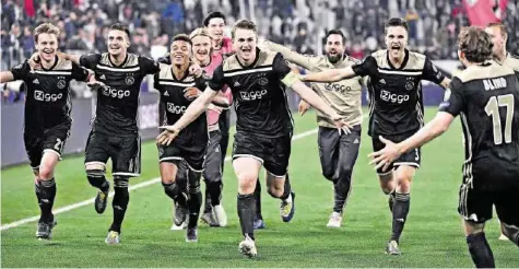  ?? AFP ?? Die jungen Wilden von Ajax Amsterdam reiten auf einer Erfolgswel­le – nicht nur in der Königsklas­se.