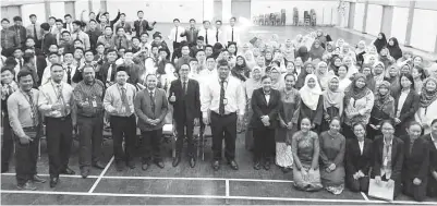  ??  ?? GILBERT Wong (tengah), panel jemputan penemuduga dan sebahagian guru-guru MRSM bergambar kenangan bersama 146 pelajar Tingkatan 5 yang terlibat dalam ‘Program Mock Interview’.