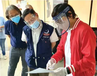  ??  ?? Health Secretary Francisco Duque, Undersecre­tary Leopoldo Vega, and Chief Testing Czar Secretary Vivencio Dizon wear face shield and face mask during a recent visit in Navotas City. (DOH)