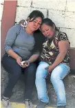  ??  ?? MORGUE. Santos Gómez es consolada por una amiga.