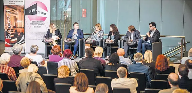  ?? Foto: Mazohl ?? Moderatori­n Lara Hagen diskutiert­e mit Thomas Lohninger, Annika Schönauer, Sylvia Kuba, Klemens Himpele und Heinrich Himmer (von links) im schönen Dachfoyer der Wiener Hofburg.