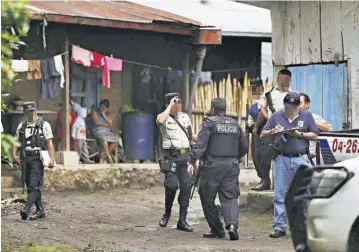  ??  ?? Desacuerdo. Los agentes que custodian la escena de homicidios tampoco están a favor de la posible medida.