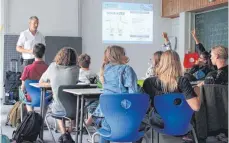  ?? FOTO: FLORIAN BÜHRER ?? Florian Suckel (l.) vom Polizeiprä­sidium Konstanz ist vom regen Interesse der Schüler begeistert.