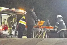  ??  ?? Bomberos voluntario­s de San Lorenzo llevaron a la víctima al Hospital de Trauma para ser asistida, luego de la agresión.