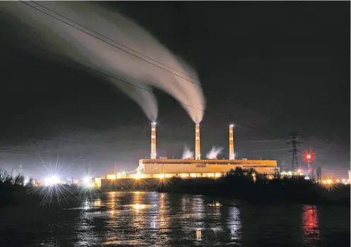  ?? JOHN LUCAS / THE EDMONTON JOURNAL ?? Sundance Power Station, a coal-burning plant owned by TransAlta Corp., about 70 kilometres west of Edmonton on Lake Wabamun. Alberta gets more than half its electricit­y by burning coal. The government-owned Balancing Pool now loses about $65 million a...
