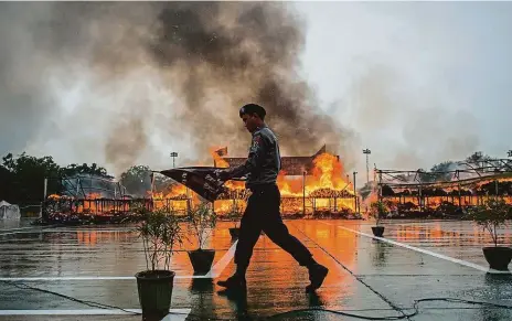  ?? Foto: Profimedia.cz ?? Drogy hoří V Myanmaru slaví mezinárodn­í den boje proti drogám mohutným ceremoniál­em, při němž spálili tunu zadržených narkotik.