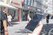  ?? FOTO: PHILIPP RICHTER ?? Das Vodafone-Geschäft am Ravensburg­er Marienplat­z ist seit Februar geschlosse­n. Knapp 30 Kunden haben gegen den früheren FranchiseN­ehmer Anzeige erstattet wegen Betrugs.