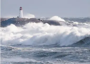  ??  ?? Les côtes de Peggy’s Cove, en Nouvelle-Écosse, ont été frappées par de grandes marées, en fin de semaine dernière. - La Presse canadienne: Andrew Vaughan