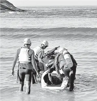  ?? ARQUIVO / RENAN AREIAS ?? Equipes do Corpo de Bombeiros buscam pelo corpo de Wagno dos Santos no mar da Barra da Tijuca