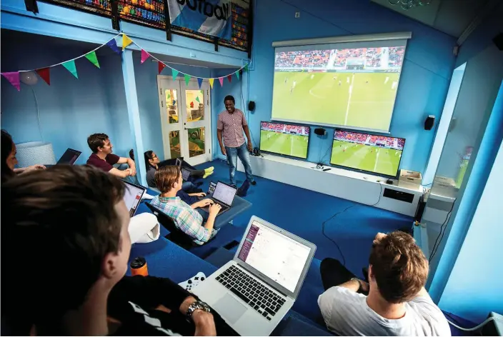 ?? Bild: ANDERS YLANDER ?? FLEXIBELT. På Forza Football är arbetstide­rna flexibla, vilket gör att anställda kan välja att kolla på VM under arbetstid. På storbildss­kärmen rullar matchen mellan Egypten och Uruguay.