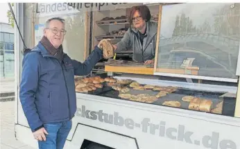  ?? FOTO: MAREK FRITZEN ?? Plötzlich doch wieder da: Marianne Stürmer mit dem Bäckerei-Frick-Mobil. Hier kauft am Mittwochmo­rgen gerade Tarforsts Ortsvorste­her Werner Gorges seine Brötchen bei der 65-Jährigen.