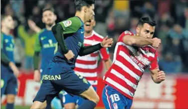  ??  ?? EL GOLEADOR. Joselu celebra el primer gol del Granada, de penalti.