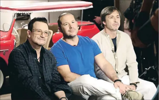  ?? FRED LEE / GETTY ?? El cantant Bono, al costat del vicepresid­ent d’Apple, Jonathan Ive, i l’enginyer industrial Marc Newson, contractat per Apple