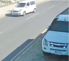  ?? ?? El auto Toyota Fun Cargo blanco aprieta a las víctimas contra el cordón de la vereda hasta hacerlos caer sobre el pavimento.