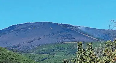  ??  ?? Il Monte Serra ieri: l’incendio è stato domato ieri l’altro, ma la montagna ancora fuma