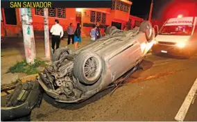  ??  ?? UNA MUJER VOLCÓ Y COLISIONÓ CON LOS SEPARADORE­S EN EL BULEVAR ARTURO CASTELLANO­S. LA VÍCTIMA TENÍA HERIDAS EN LA CABEZA.