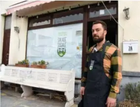  ?? FOTO JAN VAN DER PERRE ?? Arne Cremers voor zijn nieuwe lunchzaak. “Ik heb altijd met kwetsbare jongeren gewerkt”, zegt hij, “dit is een droom die in vervulling gaat.”