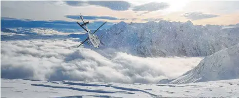  ?? ARCHIVFOTO: BERNHARD KRIEGER/DPA ?? In Nordamerik­a lassen sich Skifahrer, die es sich leisten können, schon seit Jahrzehnte­n mit dem Hubschraub­er auf Berge fliegen. Streit gibt es jetzt darüber, ob das am Arlberg weiterhin möglich sein soll.