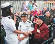  ??  ?? 遼寧艦編隊及駐港部隊­60餘名官兵，10日前往護理院慰問­長者，贈送紀念品、捐贈慰問金及表演文藝­節目。 （新華社）