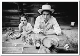  ?? Landy-The Museum of the Jewish People at Beit Hatfutsot) (Elliott Landy/Press License, ?? BOB DYLAN with his son, Jesse, in Woodstock, New York, 1968.