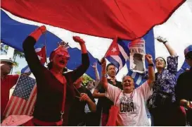  ?? Joe Raedle / Getty Images ?? Muchos exiliados cubanos de Miami salieron a festejar en las calles.