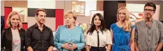  ?? Foto: dpa ?? Ein besonderes Interview hatte Bundeskanz­lerin Merkel diese Woche. Hier siehst du sie mit (von links) Lisa Sophie, Mirko Drotschman­n, Ischtar Isik, Moderatori­n Lisa Ruhfus und Alexander Böhm.